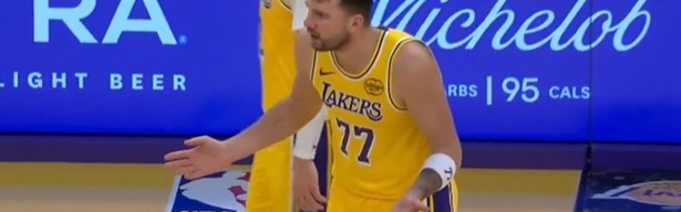 开云手机版-东契奇一直摊着手抱怨 黄蜂解说嘲讽：这家伙就是个怨妇