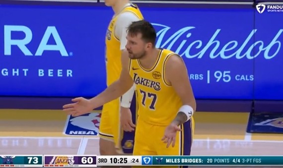 开云手机版-东契奇一直摊着手抱怨 黄蜂解说嘲讽：这家伙就是个怨妇