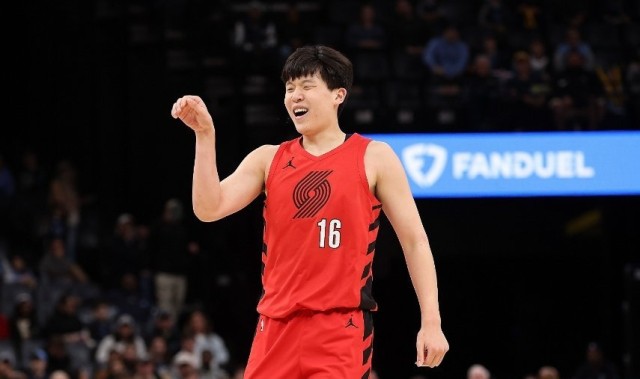 开云官方平台-杨瀚森3中1仅2+1+1：末节被弃用躺赢 仍是边缘轮换球员