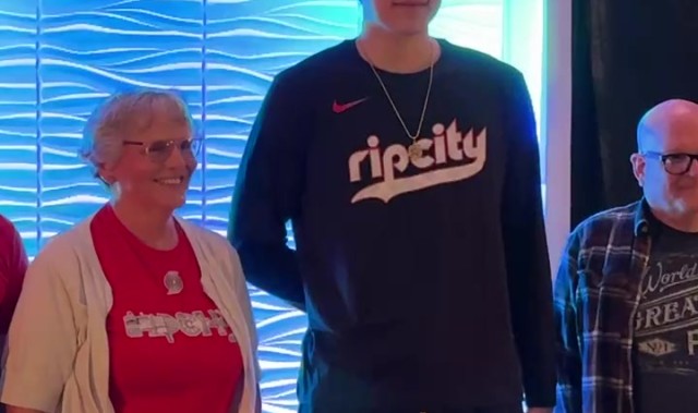 开云应用-融入球队文化！杨瀚森化身背景板 满脸微笑与球迷合影留念