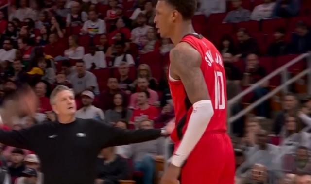 开云中国-抽象2-1-1-1！小贾造犯规明明吹了却去骂裁判 自己吃了1T+2罚全铁